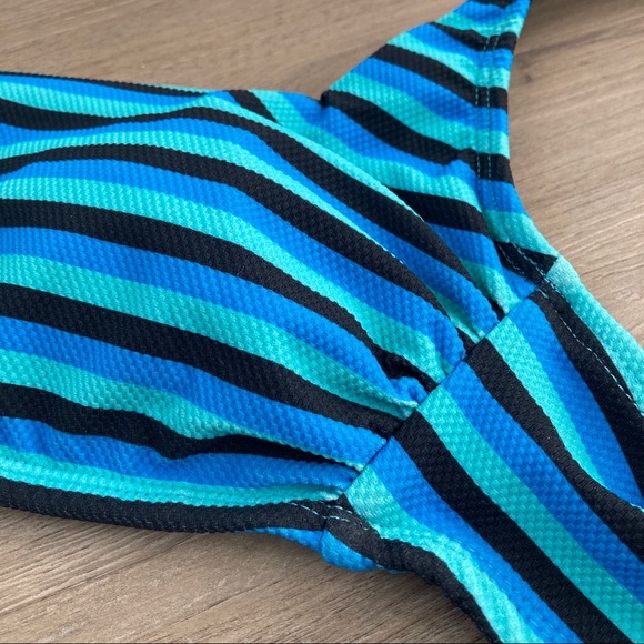 time & true | BNWT | size xs | blue stripe bathing suit top w removable pads - Picture 4 of 9